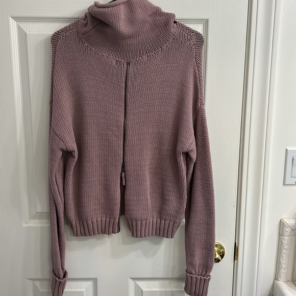 Zips down back - Picture 2 of 4